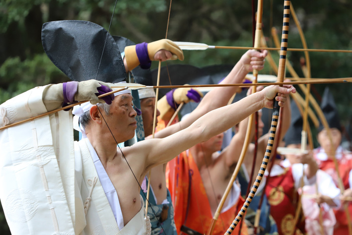 2018 Coming of Age Day: Momote Ceremony at Meiji Jingu Shrine January 8, 2018, Tokyo, Japan   Archers of Ogasawara ryu shoot arrows during ancient rites of Japanese archery Momote shiki at the Meiji shrine in Tokyo on the Coming of Age Day on Monday, January 8, 2018. Shinto priest purified archers before starting the ancient rites of archery.  Photo by Yoshio Tsunoda AFLO  LWX  ytd 