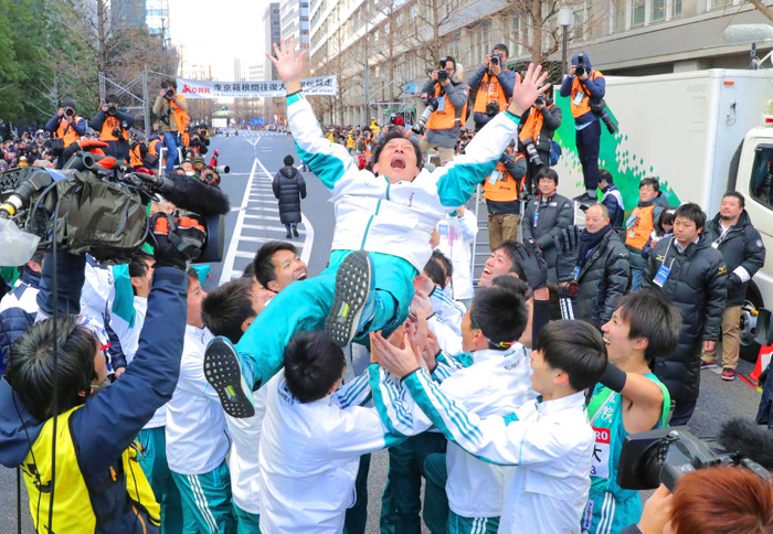 The 94th HAKONE EKIDEN Return Race Goal Aoyama Gakuin University wins its 4th consecutive title  Susumu Hara  Aoyama Gakuin Univ. , JANUARY 3, 2018   Ekiden : Photo by representative of Hochi Newspaper. The final day of the 94th Tokyo Hakone University Ekiden. Aoyama Gakuin University s coach, Susumu Hara, is being lifted up by his athletes after winning the race for the fourth consecutive year. Photo taken on January 3, 2018 in front of the Yomiuri Shimbun in Otemachi, Chiyoda ku, Tokyo. 