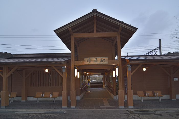 Sakunami Station in winter (exterior)