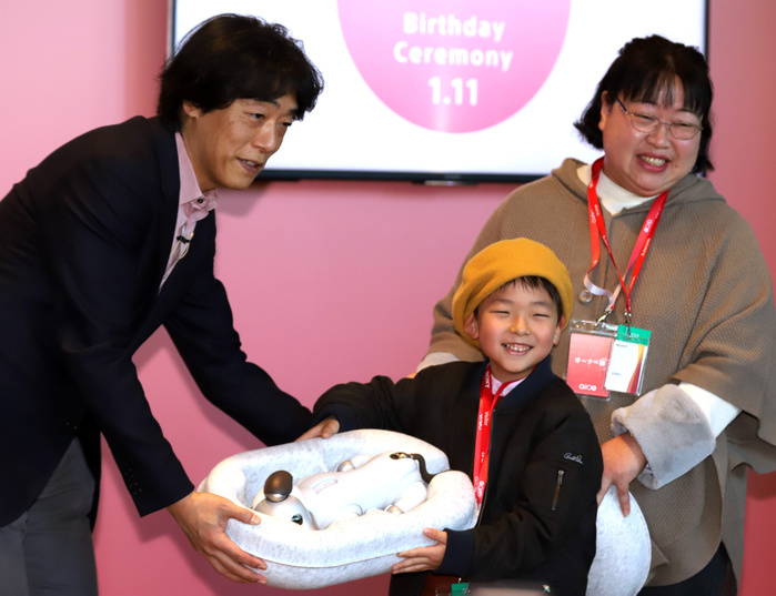 Sony s new  aibo  launched for the first time in 12 years January 11, 2018, Tokyo, Japan   The new owners receive Sony s robot dog  Aibo ERS 1000  from Sony s executive officer Izumi Kawanishi  L  at Aibo s launching ceremony at Sony headquarters in Tokyo on Thursday, January 11, 2018. Cloud based artificial intelligence  AI  enables the robot dog to react when spoken to and learn new behavior.  Photo by Yoshio Tsunoda AFLO  LWX  ytd 