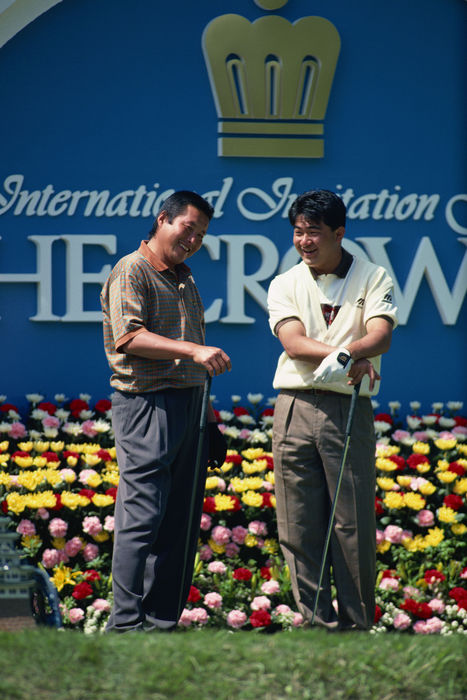 1995 Chunichi Crowns Masashi Ozaki chatting with Yoshikane Kawagishi  L R  Masashi Ozaki, Ryoken Kawagishi, UNDATED   Golf : Masashi Ozaki talks with Ryoken Kawagishi during The Crowns at Nagoya Golf Club Wago Course in Aichi, Japan.  Photo by AFLO   0246 .