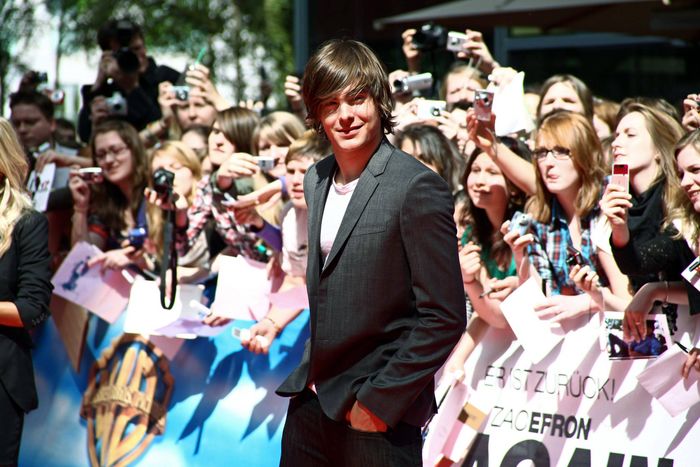 Zac Efron, Apr 26, 2009 : Copyright Imago Sabine Gudath Actor Zac Efron during the Premiere the Films 17 Again in Berlin People premiumd 2009 Berlin Film Film premiere Press call supporter supporters horizontal Kbdig long shot Edge image Celebrities (Photo by AFLO) [3046]