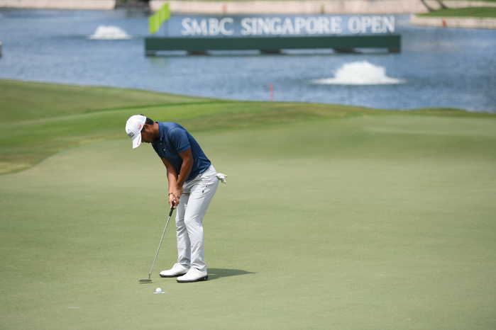 2018 Singapore Open Final Day Satoshi Kodaira  JPN , JAN 21, 2018   Golf: putts on the 18th hole during the round 4 of SMBC Singapore Open 2018  Photo by Haruhiko Otsuka AFLO 