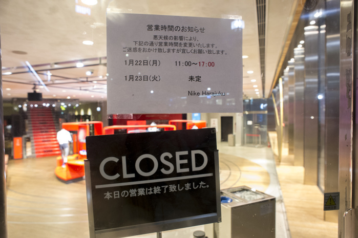 180122 0598   Heavy Snow in Tokyo, Japan Like many stores in Tokyo, the Nike store in Tokyo s trendy Harajuku district closed early as heavy snow disrupted life in Tokyo and surroundings on January 22, 2018. Up to 29 centimeters of snow was measured in Japan s capital. Photo by DUITS AFLO