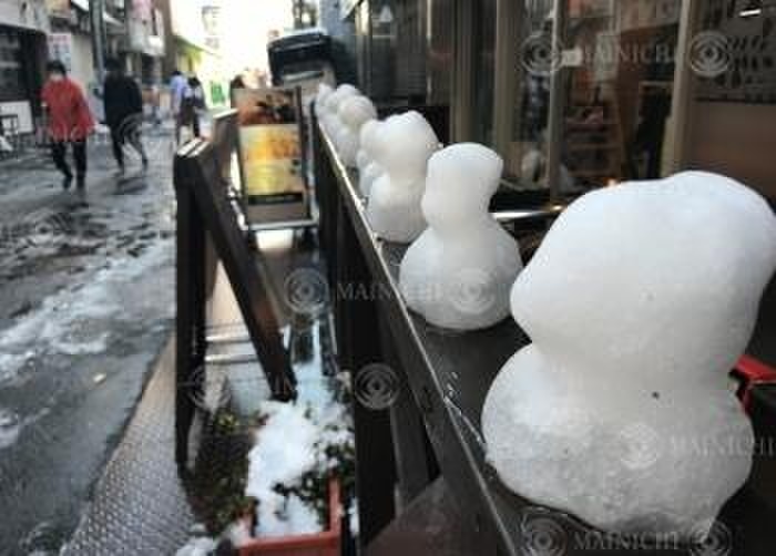 Heavy snowfall in Tokyo metropolitan area Small snowmen lined up in front of the eaves of a cafe in Kamakura, January 23, 2018, 10:27 a.m. Photo by Haruka Utagawa