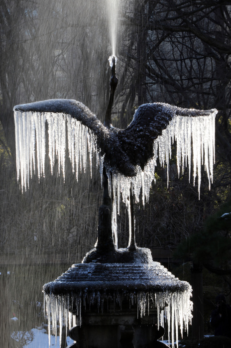 Record cold in many parts of the archipelago January 25, 2018, Tokyo, Japan   A frozen crane sculpture fountain with icicles hanging from its wings sprays water into the air at the Hibiya park in Tokyo on Thursday, January 25, 2017. A cold atmosphere wrapped Kanto area and Tokyo s temperature recorded 48 years low of minus 4 degree Celsius.  Photo by Yoshio Tsunoda AFLO  LWX  ytd 