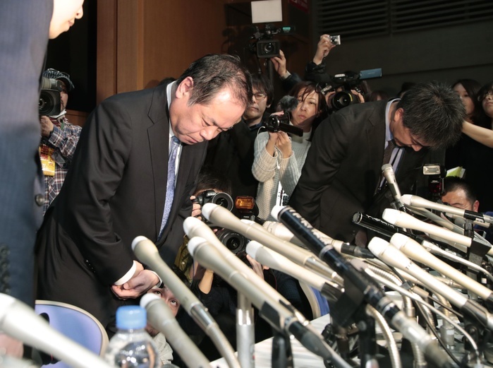 President of Harenohi apologizes at press conference regarding furisode issue. Yoichiro Shinozaki, president of  Hare no Hi,  a company that rents and dresses people in formal summer dresses, held a press conference on the afternoon of March 26 in Yokohama City, Kanagawa Prefecture, following the decision to begin bankruptcy proceedings.