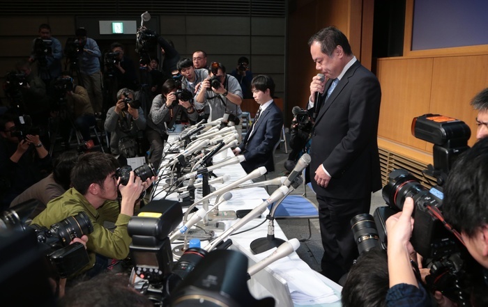 President of Harenohi apologizes at press conference regarding furisode issue. Yoichiro Shinozaki, president of  Hare no Hi,  a company that rents and dresses people in formal summer dresses, held a press conference on the afternoon of March 26 in Yokohama City, Kanagawa Prefecture, following the decision to begin bankruptcy proceedings.