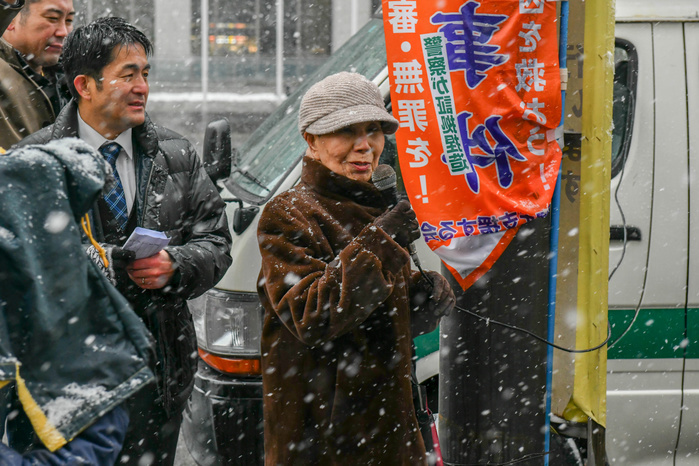 Hakamada Case: Appeal for Retrial to Begin  L R  Shosei Nitta, Hideko Hakamada, JANUARY 22, 2018   Boxing : Campaign for Iwao Hakamada s retrial at Tokyo High Court in Tokyo, Japan. Photo by Hiroaki Yamaguchi AFLO  January 22, 2018   Boxing : Campaign for Iwao Hakamada s retrial at Tokyo High Court in Tokyo, Japan. Tokyo High Court, Tokyo, Japan. About 60 professional boxers gathered to appeal for the retrial of death row inmate Iwao Hakamada. Hideko Hakamada makes a microphone appeal for the start of retrial in front of the Tokyo High Court.