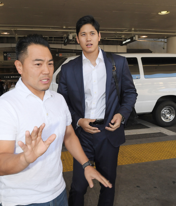 Otani arrives in the U.S. Shohei Ohtani  R  of the Angels arrives at Los Angeles International Airport and is escorted by office staff to the parking lot, Los Angeles, California, U.S., February 1, 2018  photo date 20180201  photo location  Los Angeles, California, U.S.