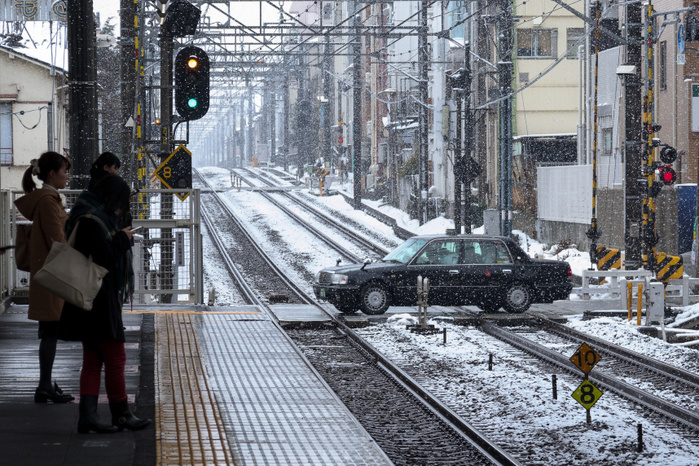 February snowfall in Tokyo A taxi is seen crossing the train tracks near to Musashi Seki Station under a snowfall on February 2, 2018, Tokyo, Japan. A second snowfall hit Tokyo starting February 1st and continuing into daytime on the 2nd, disrupting public transportation during the morning rush hour. Japan Meteorological Agency had announced that the snow will not be as heavy as the one on January 22.  Photo by Rodrigo Reyes Marin AFLO 