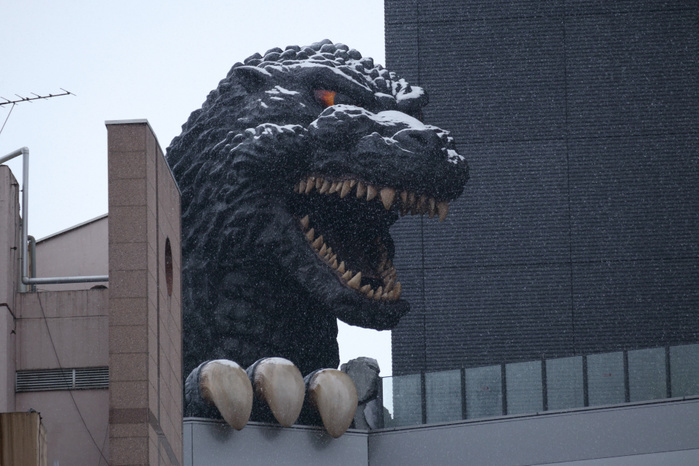 February snowfall in Tokyo A giant Godzilla head located on the rooftop of TOHO CINEMAS is seen under a snowfall on February 2, 2018, Tokyo, Japan. A second snowfall hit Tokyo starting February 1st and continuing into daytime on the 2nd, disrupting public transportation during the morning rush hour. Japan Meteorological Agency had announced that the snow will not be as heavy as the one on January 22.  Photo by Rodrigo Reyes Marin AFLO 
