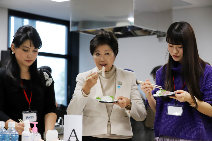 Invited bloggers and others to promote the attractions of the Toyosu Market February 13, 2018, Tokyo, Japan   Tokyo Governor Yuriko Koike smiles as she eats a slice of sea bream with Japanese bloggers at the Toyosu wholesale market which will open October 11 in Tokyo on Tuesday, February 13, 2018. Dozens of bloggers and press people had a facility tour of the Toyosu market which will be relocated from the Tsukiji market.     Photo by Yoshio Tsunoda AFLO  LWX  ytd 