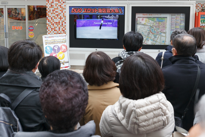 Japan stops to watch Hanyu defend Olympic crown People look at a TV screen broadcasting Yuzuru Hanyu s performance during 2018 Olympic men s figure skating contest in Pyeongchang  South Korea , on February 16, 2018, Tokyo, Japan. The Japanese skater returned from injury straight into competition for the Olympics to record the top score of 111.68 in the Short Program.  Photo by Rodrigo Reyes Marin AFLO 