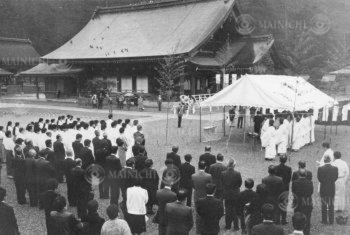 Emperor Showa s death A farewell worship ceremony, which is held when the emperor collapses, was held from 10:00 a.m. at Izumo Grand Shrine in sedimentation sedimentation town, Shimane Prefecture. Photo taken on January 7, 1997 at Izumo Grand Shrine in Shimane Prefecture.