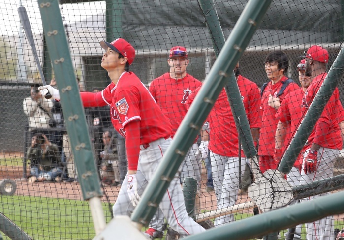 2018 MLB Camps Angels camp, where the fielders have joined the team Shohei Ohtani takes batting practice as Mike Trout and others look on.   