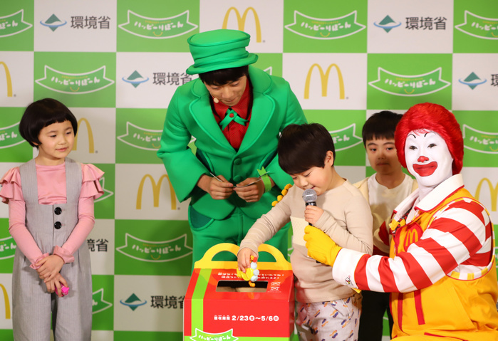 Mac announces recycling project February 21, 2018, Tokyo, Japan   A Japanese boy throws his plastic toy into a recycling box while TV personality Daisuke Yokoyama and McDonald s character Donald look on as they attend McDonald s Japan and Japanese Environment Ministry s promotional event to announce a joint project of plastic toy recycling  Happy Reborn  in Tokyo on Wednesday, February 21, 2018. McDonald s Japan restaurant chain will start a campaign to collect 1 million plastic toys at their restaurants for recycling to make plastic trays from February 23 through May 6.     Photo by Yoshio Tsunoda AFLO  LWX  ytd 