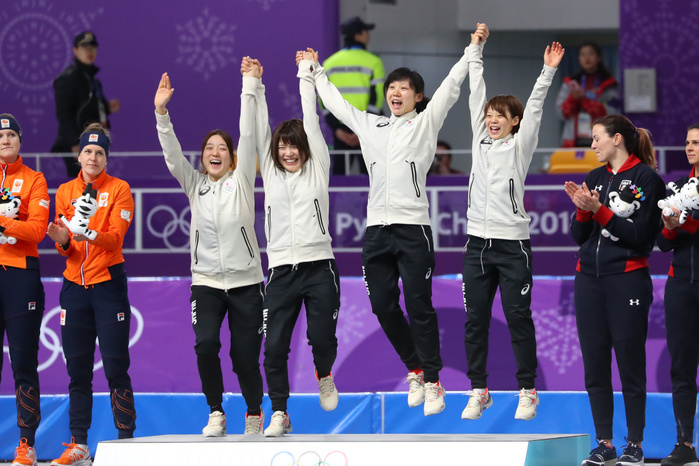 2018 PyeongChang Olympics Speed Skating Women s Team Pursuit Gold Medal for Japan Japan team group  JPN  FEBRUARY 21, 2018   Speed Skating :. Women s Team Pursuit Flower Ceremony at Gangneung Oval during the PyeongChang 2018 Olympic Winter Games in Gangneung, South Korea.  Photo by Yohei Osada AFLO SPORT 