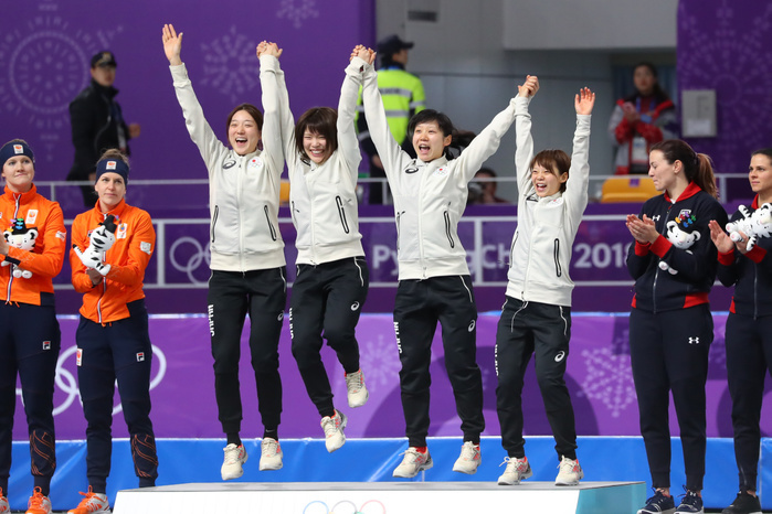2018 PyeongChang Olympics Speed Skating Women s Team Pursuit Gold Medal for Japan Japan team group  JPN  FEBRUARY 21, 2018   Speed Skating :. Women s Team Pursuit Flower Ceremony at Gangneung Oval during the PyeongChang 2018 Olympic Winter Games in Gangneung, South Korea.  Photo by Yohei Osada AFLO SPORT 