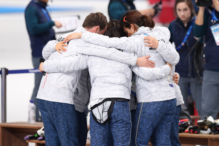Japan s women s speed skating team in a circle before the final of the women s team pursuit at the 2018 PyeongChang Olympics. Japan team group  JPN  FEBRUARY 21, 2018   Speed Skating :. Women s Team Pursuit Final at Gangneung Oval during the PyeongChang 2018 Olympic Winter Games in Gangneung, South Korea.  Photo by YUTAKA AFLO SPORT 