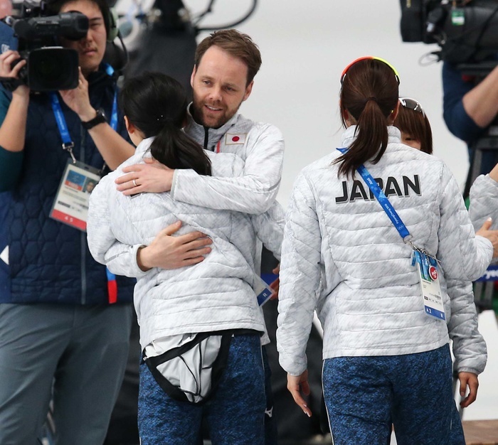 2018 PyeongChang Olympics Speed Skating Women s Team Pursuit Final Japan Wins Gold Pyeongchang Olympics Speed Skating Pursuit Coach Johan Devitt  second from left  hugs Miho Takagi and other athletes before the race, Feb. 21, 2018  photo date 20180221  photo location Gangneung Oval