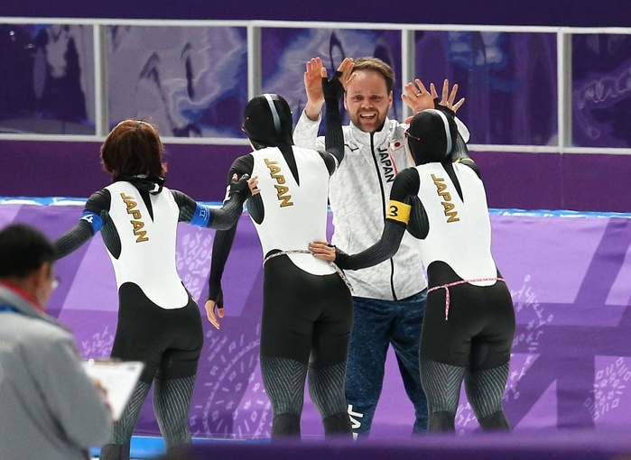 2018 PyeongChang Olympics Speed Skating Women s Team Pursuit Final Japan Wins Gold Coach Johan David welcomes the athletes who won the gold medal in Speed Skating Pursuit at the Pyeongchang Olympics, February 21, 2018  photo date 20180221  photo location Gangneung Oval.