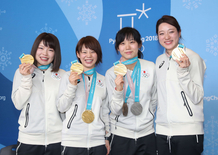 2018 PyeongChang Olympics Speed Skating Medalist Press Conference Members of the Women s Pursuit Speed Skating team pose for a commemorative photo with smiles on their faces after the PyeongChang Olympics press conference. From left: Ayano Sato, Nana Takagi, Miho Takagi, and Ayaka Kikuchi on February 25, 2018  photo date 20180225  photo location Pyeongchang Main Press Center