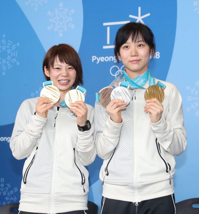 2018 PyeongChang Olympics Speed Skating Medalist Press Conference Nana Takagi  left  and Miho Takagi pose for a photo with their five medals won by the sisters after a press conference at the PyeongChang Olympics, Feb. 25, 2018  photo date 20180225  photo location PyeongChang Main Press Center