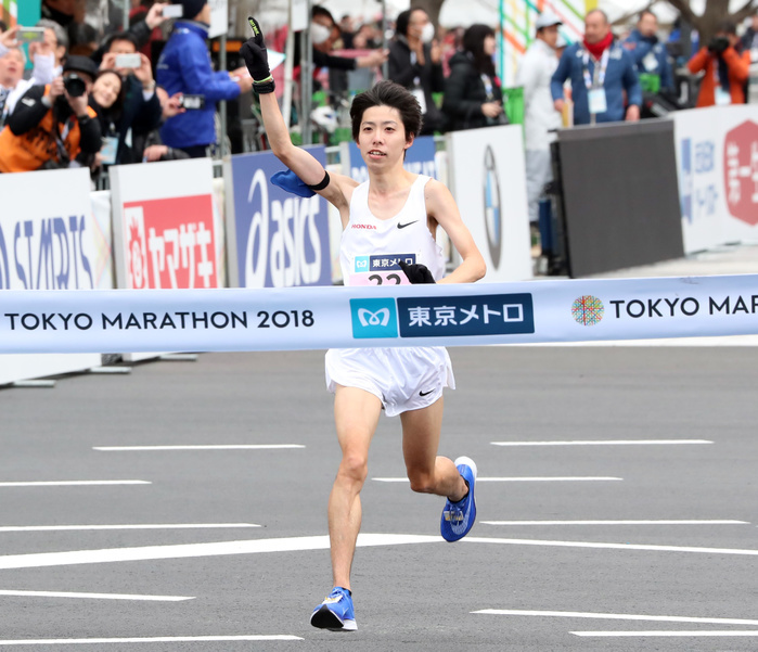 2018 Tokyo Marathon February 25, 2018, Tokyo, Japan   Japan s Yuta Shidara raises his arm and crosses the finish line of Tokyo Marathon 2018 in Tokyo on Sunday, February 25, 2018. Shidara marked the new national record of 2 hours 6 minutes 11 seconds and finished the second while Dickson Chumba of Kenya won the race with a time of 2 hours 5 minutes 30 seconds.     Photo by Yoshio Tsunoda AFLO  LWX  ytd 