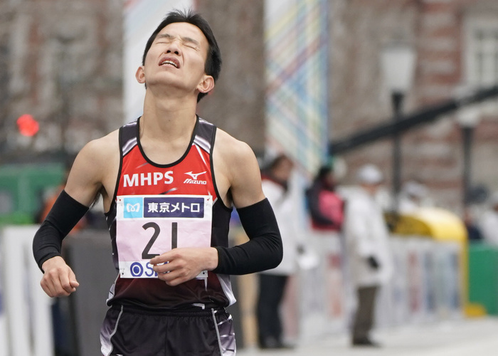 Tokyo Marathon 2018 February 25, 2018, Tokyo, Japan   Japan s Hiroto Inoue gestures after crossing the finish line in the men s category during the Tokyo Marathon 2018.  Photo by AFLO 
