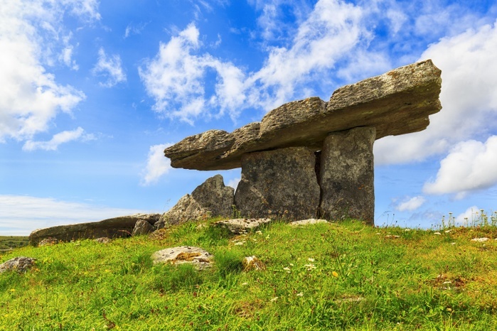 Poulnabrone-Dolmen, Poll na Bron, Portal-Dolmen from the New Stone Age, Megalithic facility in Burren National Park, County Clare, Ireland, Europe