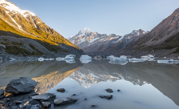 New Zealand Sunrise, reflection in Hooker Lake, Mount Cook illuminated by morning sun, Mount Cook National Park, Southern Alps, Hooker Valley, Canterbury, South Island, New Zealand, Oceania