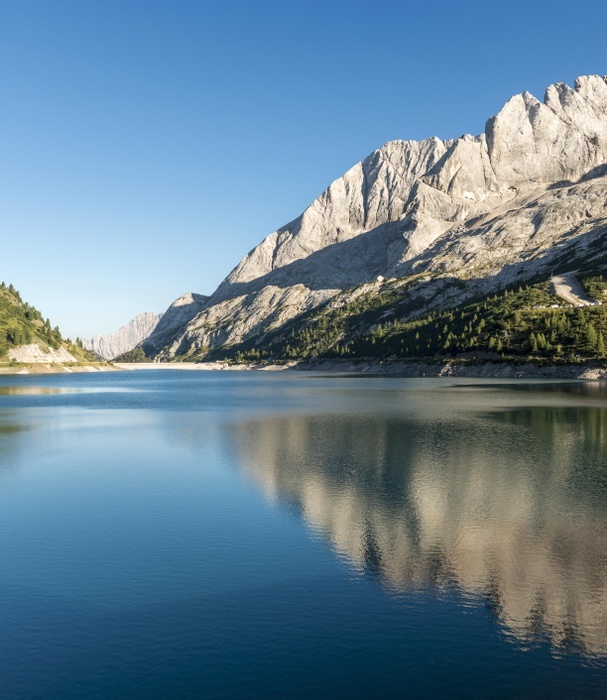 Lake Lago di Fedaia, links Marmolada Berg, Dolomiten, Sudtirol, Trentino-Alto Adige, Italien