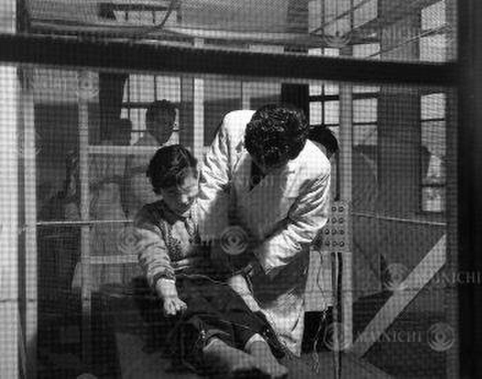 thorough physical examination The first physical checkup was established at the National Tokyo First Hospital in July 1954, and since then it has been quite popular, but the price is also expensive: 10,000 yen for five nights and six days. Photo shows testing equipment installed at the National Tokyo First Hospital  later the National Center for Global Health and Medicine  in Toyama, Shinjuku ku, Tokyo, in January 1955.