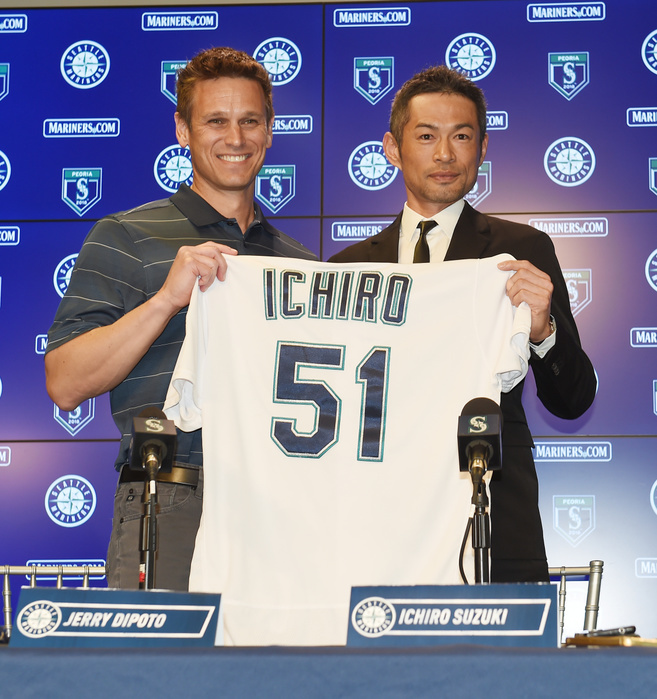 Ichiro Suzuki Returns to the Mariners Ichiro Suzuki  R , Major League Baseball team Seattle Mariners new signing outfielder holds up his jersey with Mariners GM Jerry Dipoto at a press conference at the teams  spring training baseball complex on March 7, 2018 in Peoria, Arizona, United States. Suzuki returns to Mariners on one year deal.  Photo by AFLO 