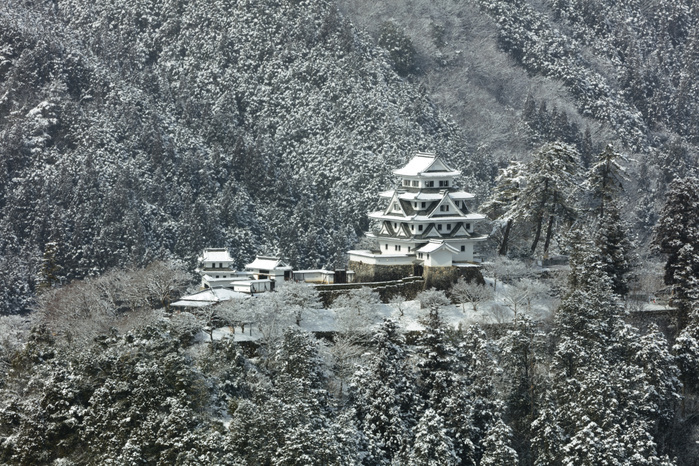 Gujo Hachiman Castle in snowy landscape, Gifu Prefecture Taken from near the top of Horikoshi Pass on Route 256
