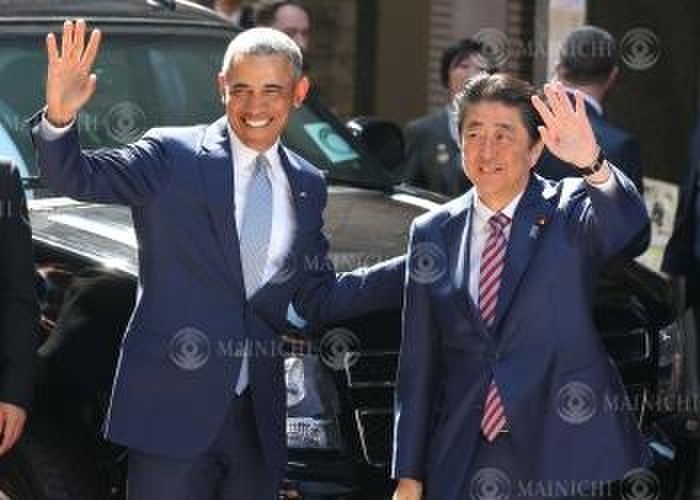 Former President Obama Visits Japan for Lunch with Prime Minister Abe Prime Minister Shinzo Abe  right  and former U.S. President Barack Obama smile and wave to the roadside before their meeting, in Chuo ku, Tokyo, March 25, 2018, 1:52 p.m. Photo by Yuki Miyatake