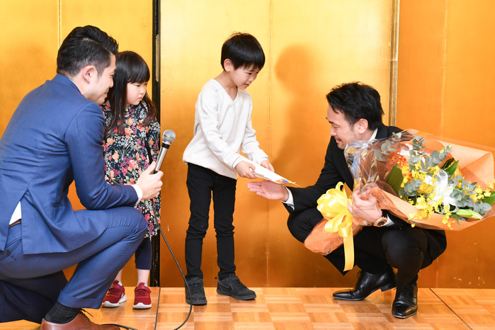 Shinsuke Yamanaka s news conference Former boxing champione Shinsuke Yamanaka attends a news conference announcing his retirement with his children in Tokyo, Japan, on March 26, 2018.  Photo by Hiroaki Yamaguchi AFLO   L R                            