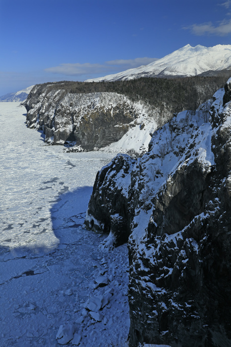 Hokkaido: Drift Ice, Shiretoko West Coast Cliffs and Mt.