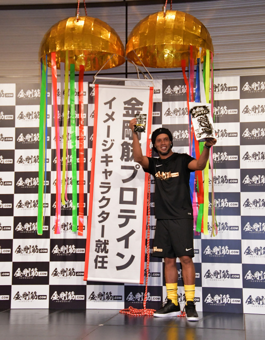 Ronaldinho promotes in Tokyo Ronaldinho, March 28, 2018, Tokyo, Japan : Former professional footballer Ronaldinho attends the promotional event for protein supplement at the Grand Hyatt Hotel in Tokyo, Japan on March 28, 2018.  Photo by AFLO 