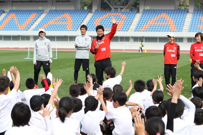 MS AD Soccer School in Nagasaki Ayumi Kaihori takes part in the MS AD soccer school in Nagasaki at Transcosmos Stadium Nagasaki, Japan, March 25, 2018.  Photo by JFA AFLO 