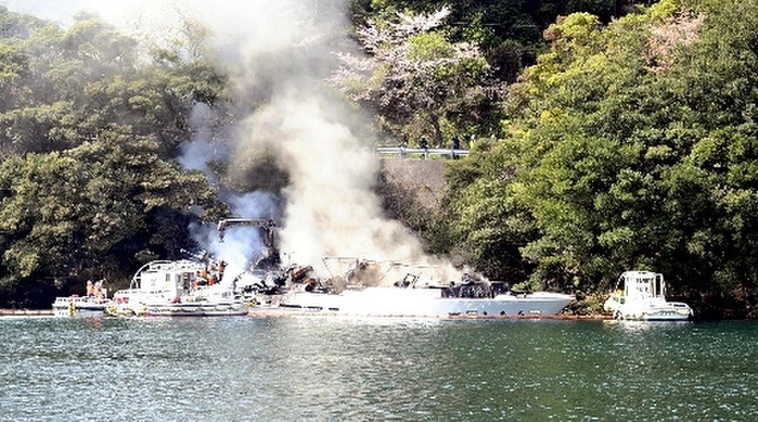 Fire on the Koshin Maru, a ship owned by Yuzo Kayama Firefighting efforts continued on the afternoon of the 2nd  at the Arari fishing port in Nishi Izu Town .