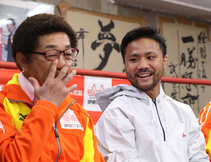 Daigo Higa Open Practice Daigo Higa smiles at an open training press conference. On the left is Gushiken Yoshitaka, chairman of Gushiken Sports Gym, Shirai, April 3, 2018  photo date 20180403  photo location Gushiken Sports Gym, Shirai