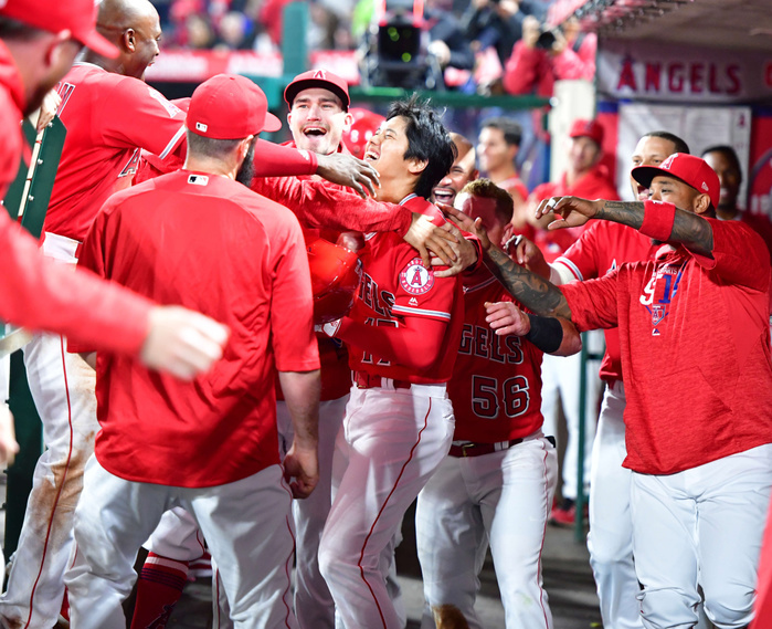 2018 MLB Otani hits first major league home run Angels vs. Indians, Angels 2nd and 3rd in the bottom of the 1st inning, Shohei Ohtani, who came back alive with a major home run, shows his best smile as he is congratulated by his teammates on the bench at Angel Stadium on April 3, 2018  photo date 20180403  photo location Angel Stadium