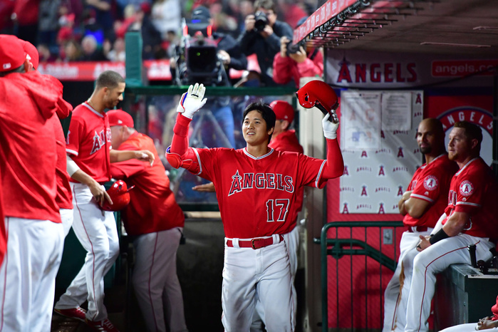 2018 MLB Otani hits first major league home run Shohei Ohtani returns to the bench after hitting his first major league home run with two outs in the bottom of the first inning, but his teammates ignore him and give him an uneasy look.