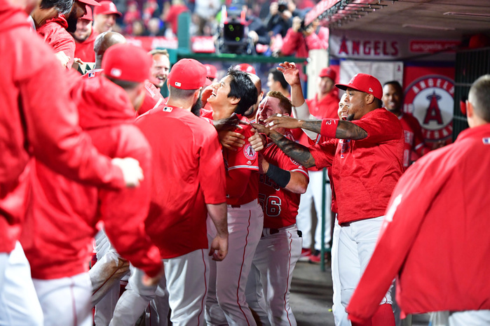 2018 MLB Otani hits first major league home run Angels vs. Indians, Angels 2 and 3 in the bottom of the first inning, Shohei Ohtani, who hit his first home run in the majors, returns to the bench but is ignored by his teammates at one point and forces himself to hug them, April 3, 2018, Angel Stadium  photo date 20180403  photo location Angel Stadium