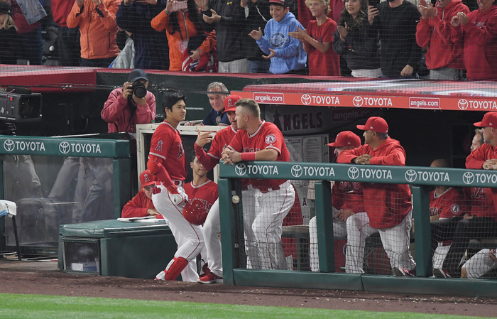 2018 MLB Otani hits first major league home run Angels vs. Indians, Angels 2nd and 3rd in the bottom of the 1st inning, Shohei Ohtani hits his first home run in the majors and returns to the bench and is confused in front of Trout  5th from left , including manager Sosia  far left , who doesn t greet him, at Angel Stadium, Anaheim, California, April 3, 2018  photo date . 20180403 Location Anaheim, California, USA