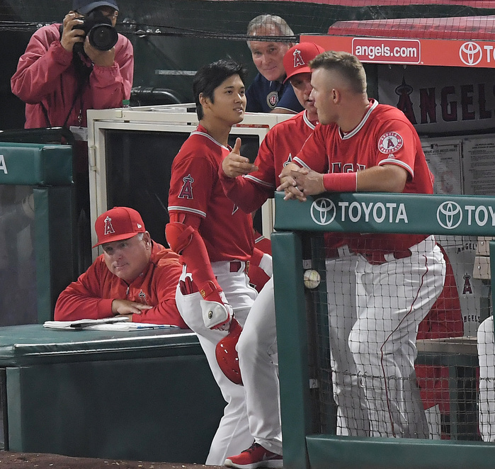 2018 MLB Otani hits first major league home run Angels vs. Indians, Angels 2nd and 3rd in the bottom of the 1st inning, Shohei Ohtani hits his first home run in the majors and returns to the bench and is confused in front of Trout  far right  and other managers who do not greet him, Sosia  far left , Angel Stadium, Anaheim, California, April 3, 2018  photo date . 20180403 Location Anaheim, California, USA