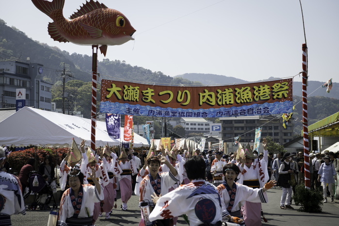 Dressed As White Faced Women, Fishermen In Shizuoka Prefecture Dance And Sing For Big Catch NUMAZU, JAPAN   APRIL 4: Festival participants performs a Japanese traditional dance called  Odori  during the Ose Matsuri festival held at Uchiura fishing port in the Osezaki district of Numazu, Shizuoka Prefecture on April 4, 2018, Japan. The festive boats, decorated with colorful flags paraded the port with Isami odori or brave dance with music after heading to a nearby Ose Jinja shrine, where the fishermen offered prayers for a big catch and safe sailing, the fishermen traditionally dress up as women during the festival to ensure safe trips to sea and good catches. The custom is said originated from a local folklore when the wife of a fisherman gave her husband a kimono to ensure he was safe on his voyage.  Photo: Richard Atrero de Guzman   AFLO 