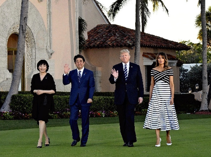Prime Minister Abe visits the U.S. for dinner with Mr. and Mrs. Trump  From left  Mrs. Akie, Prime Minister Abe, U.S. President Trump, and Mrs. Melania take a stroll before the dinner  7:18 p.m., Jan. 17, in Palm Beach, Fla.   photo by Kentaro Aoyama.
